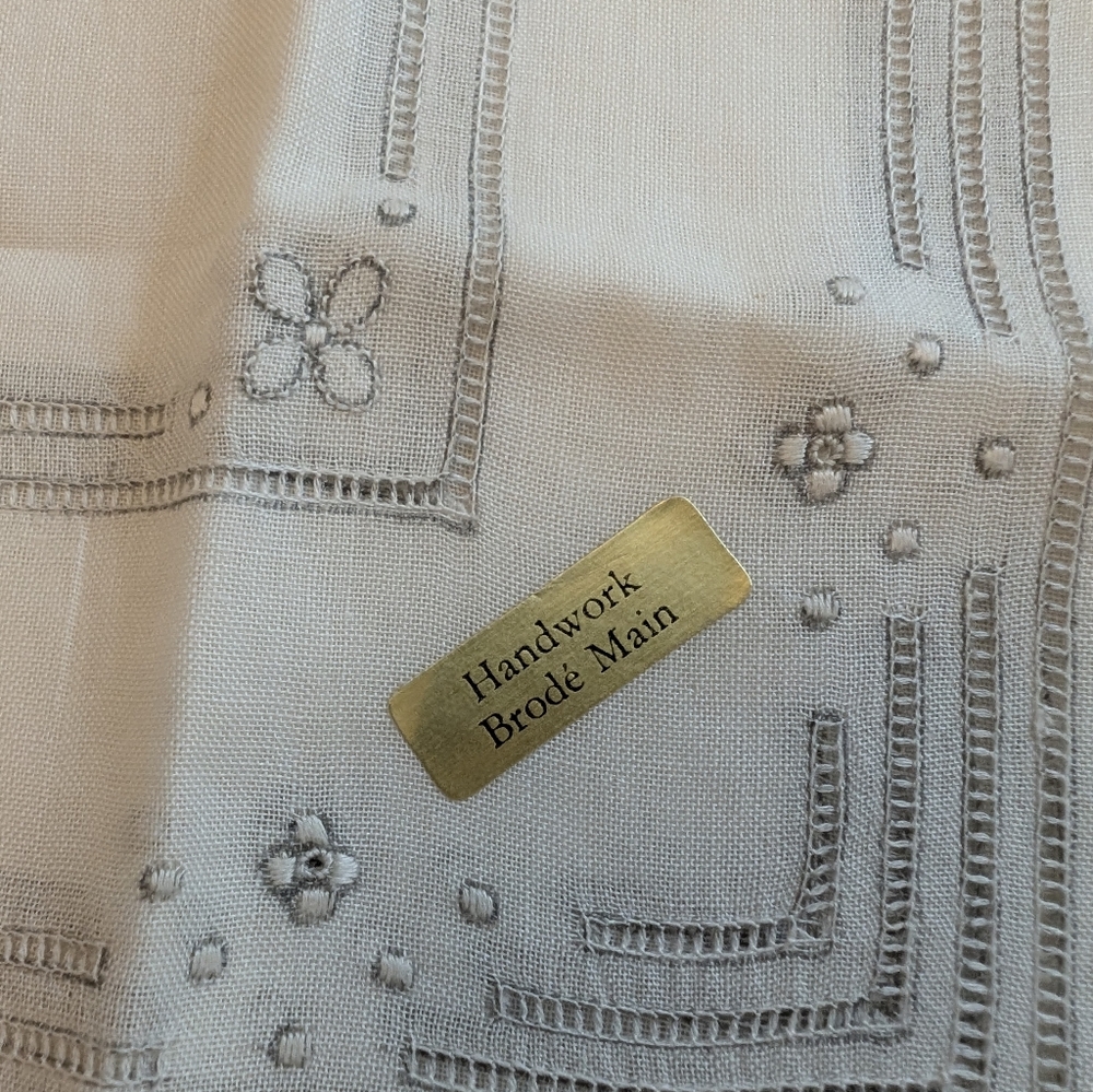 VINTAGE Hankerchief French Embroidery White Silver Linen 11"x11" New - Picture 5 of 7